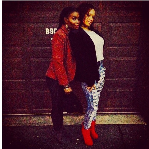 Meet your Poshers, Santa & Raquel - Picture 1 of 1